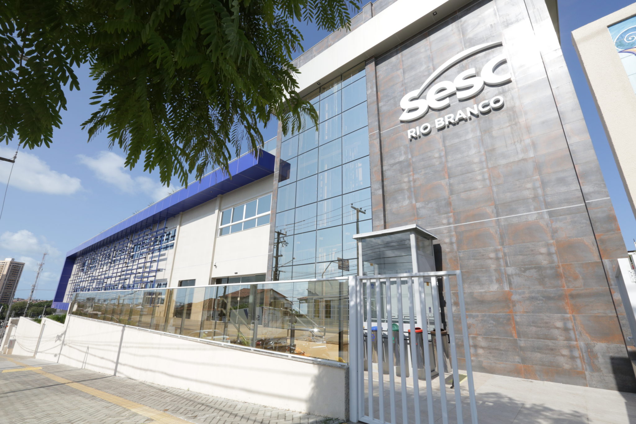 Imagem da faxada de uma unidade do SESC, instituição parceira do Sinte-RN para convênios e benefícios aos filiados